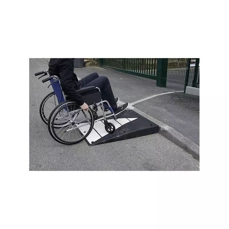 Rampe d'accès fauteuil roulant et PMR en caoutchouc - Cofradis Collectivités