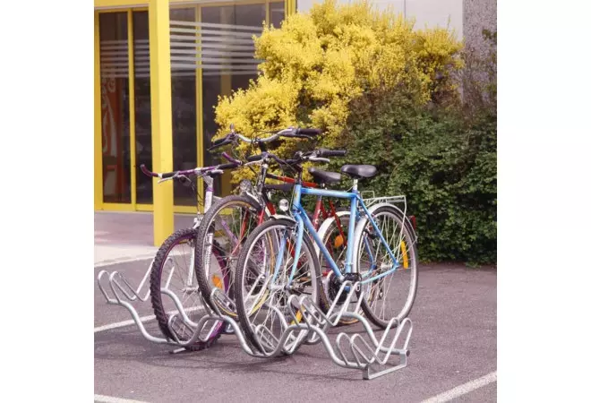 Une barrière pour vélo, en acier zinguée. À fixer au sol sur