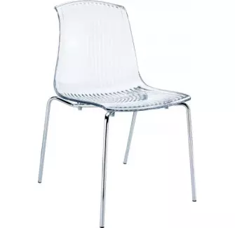 Une chaise tout en transparence avec pieds en acier chromé
