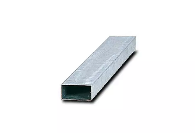 Poteau rectangle en acier galvanisé pour éviter la corrosion.