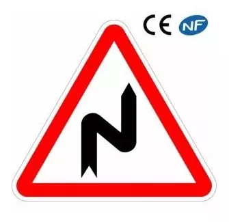 Panneau de signalisation indiquant un danger de successions de virages dont le 1er est à droite (A1c)