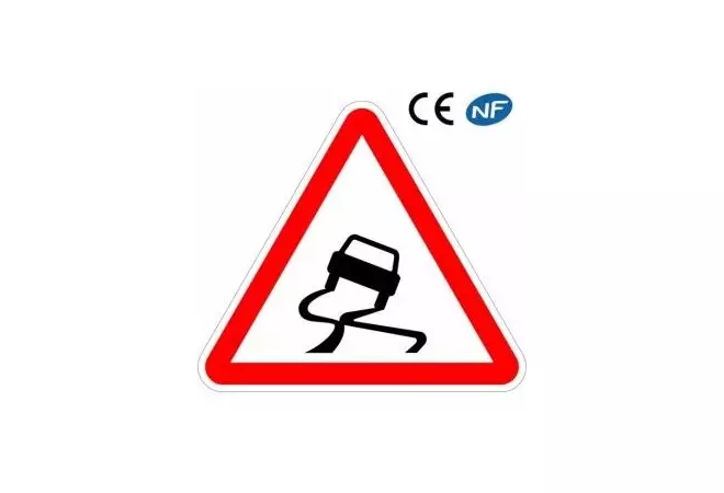 Panneau Code de la route indiquant une chaussée glissante (A4)