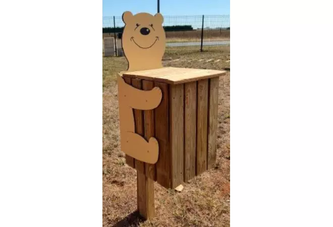 Poubelle "ours" en bois avec couvercle - sur poteau