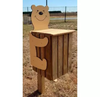 Poubelle "ours" en bois avec couvercle - sur poteau