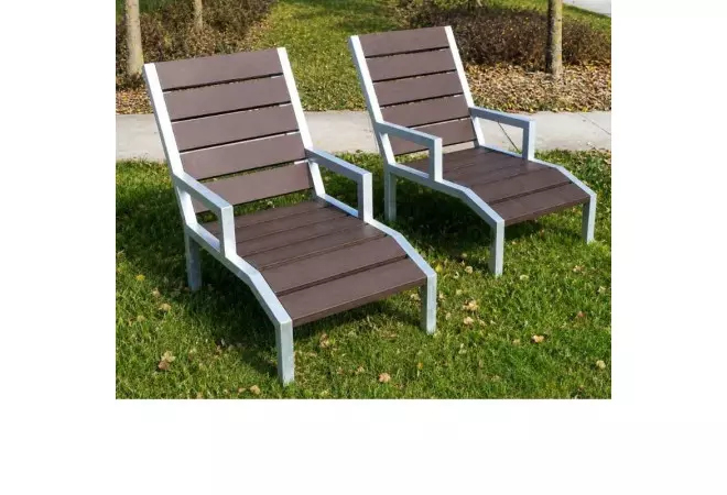 Chaise longue pour espace public en plastique recyclé