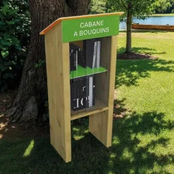 Cabane à livres en bois et PEHD avec vitrine dans un parc