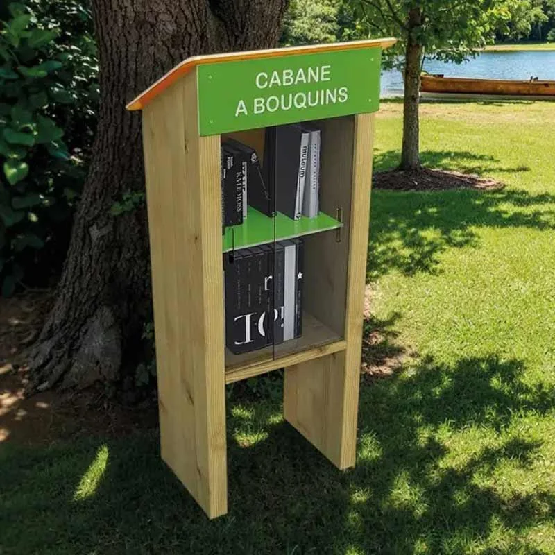 Cabane à livres en bois et PEHD avec vitrine dans un parc