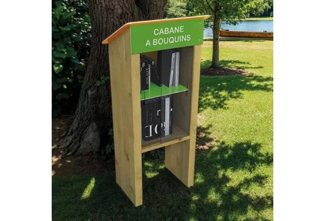 Cabane à livres en bois et PEHD avec vitrine dans un parc