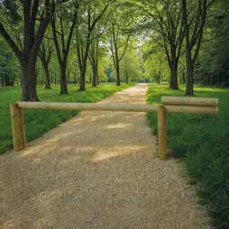 barrière d'accès en bois sur un chemin