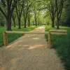 barrière d'accès en bois sur un chemin