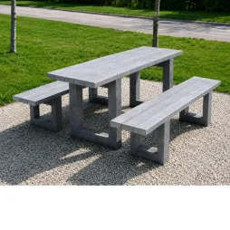 Table et banquettes en plastique recyclé