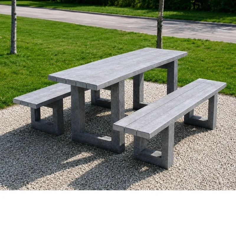 Table et banquettes en plastique recyclé