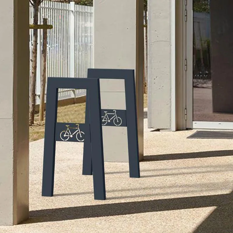 Support à vélo 2 places en acier aux abords d'un bâtiment