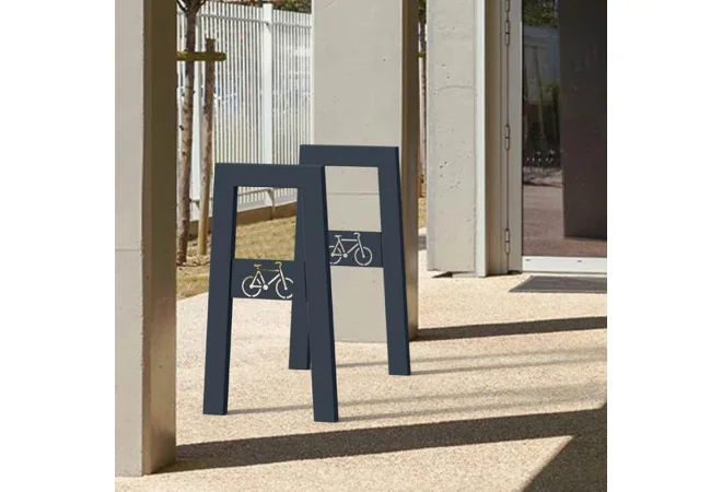Support à vélo 2 places en acier aux abords d'un bâtiment