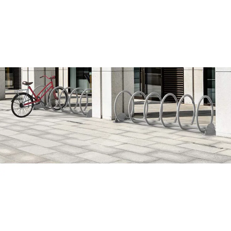 Rack à vélos cercle en acier 5 à 8 places à l'entrée d'un batiment