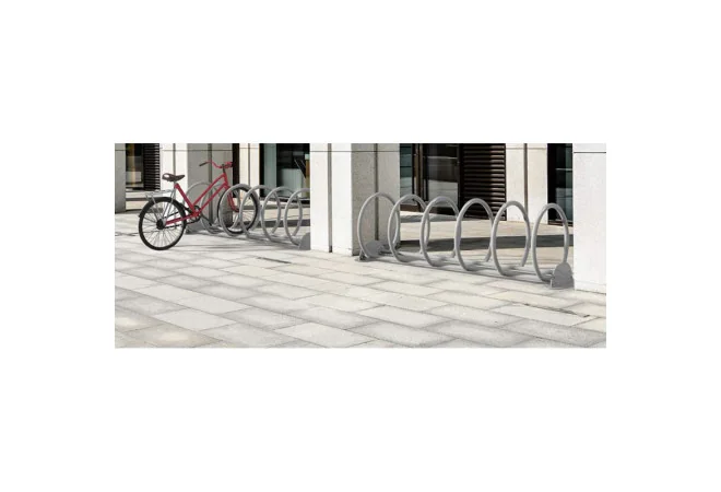 Rack à vélos cercle en acier 5 à 8 places à l'entrée d'un batiment