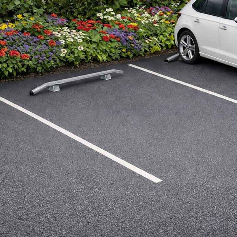 Butée de parking cintrée diamètre 76mm galvanisé en situation sur une parking