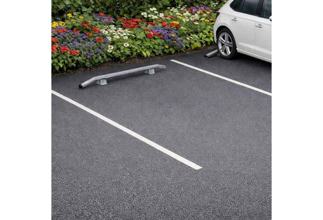 Butée de parking cintrée diamètre 76mm galvanisé en situation sur une parking