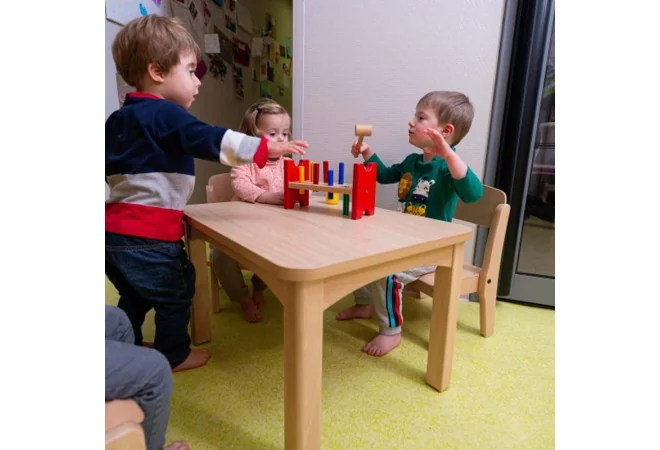 Table d'école maternelle avec des enfants