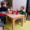 Table d'école maternelle avec des enfants
