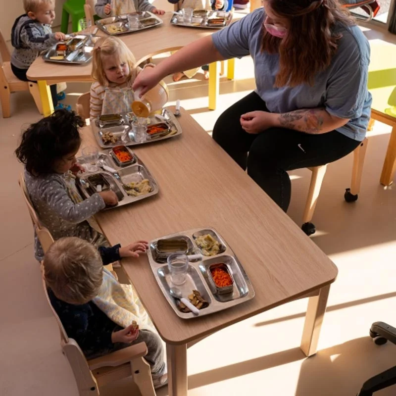 Table écolier 120 x 60 cm coloris hêtre avec des enfants