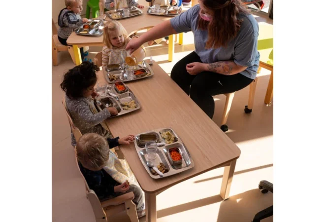 Table écolier 120 x 60 cm coloris hêtre avec des enfants