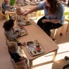 Table écolier 120 x 60 cm coloris hêtre avec des enfants