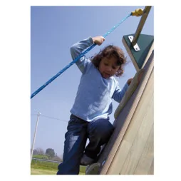 Jeu à grimper extérieur vue du mur d'escalade utilisé par un enfant