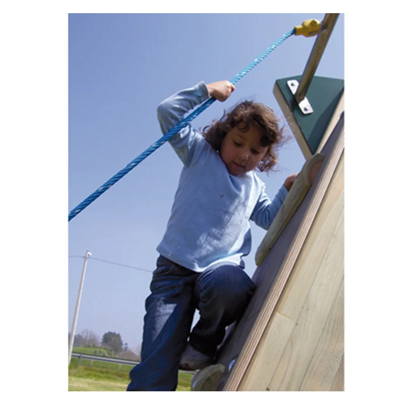 Jeu à grimper extérieur vue du mur d'escalade utilisé par un enfant