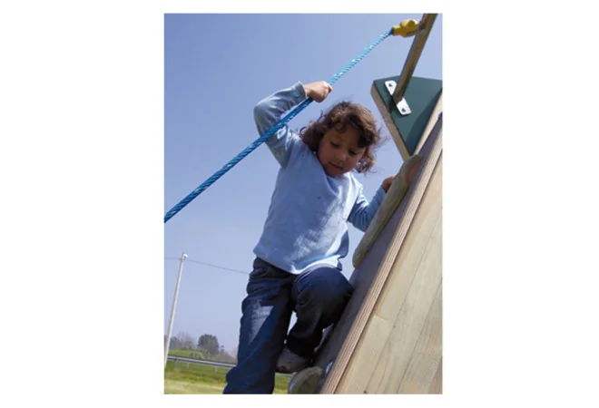 Jeu à grimper extérieur vue du mur d'escalade utilisé par un enfant