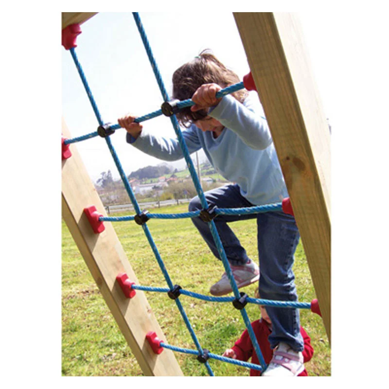 Jeu à grimper extérieur vue du filet utilisé par un enfant