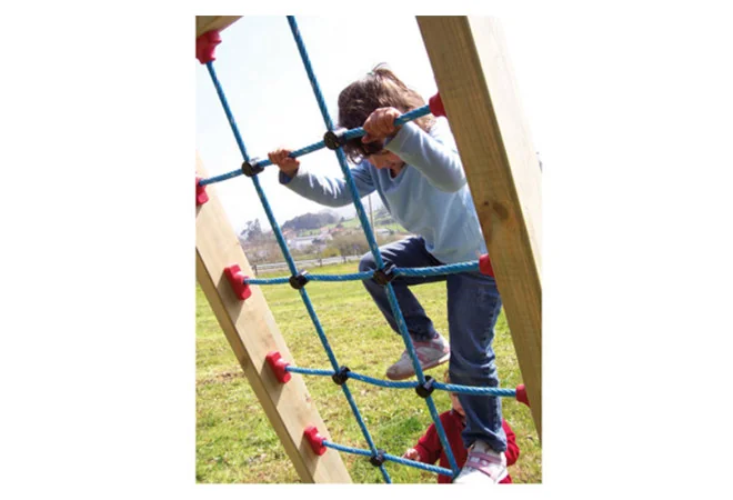 Jeu à grimper extérieur vue du filet utilisé par un enfant