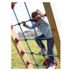 Jeu à grimper extérieur vue du filet utilisé par un enfant