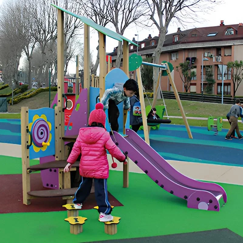 Toboggan dans une aire de jeux pour enfants
