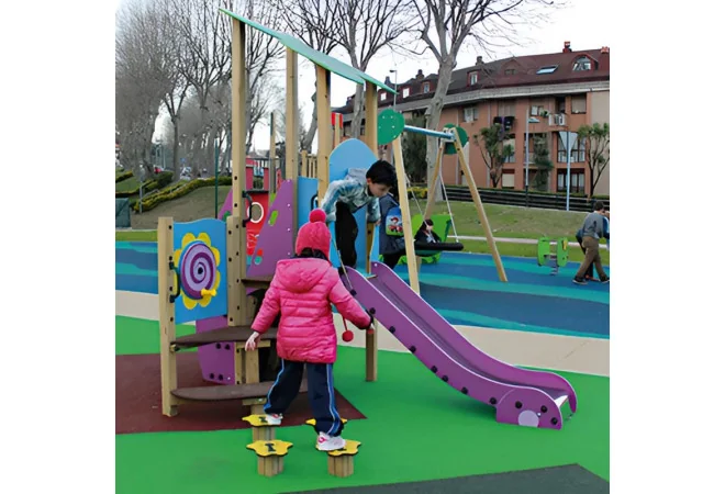 Toboggan dans une aire de jeux pour enfants