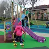 Toboggan dans une aire de jeux pour enfants