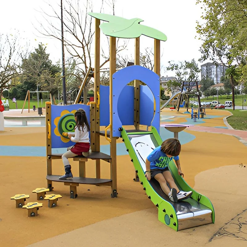 Toboggan dans une aire de jeux avec des enfants