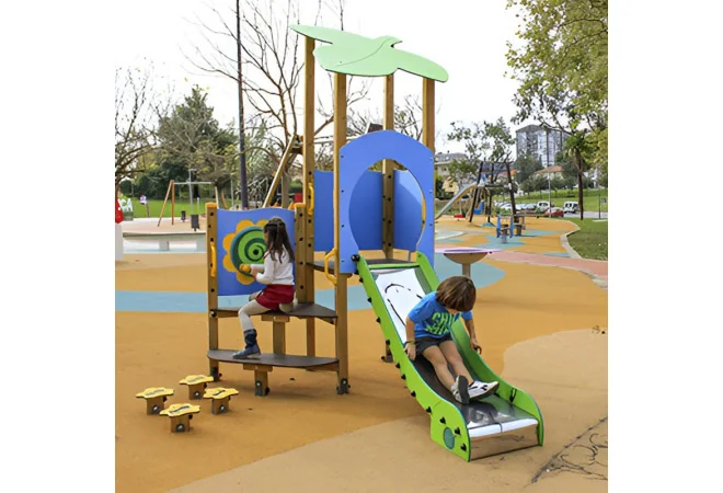 Toboggan dans une aire de jeux avec des enfants
