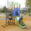 Toboggan dans une aire de jeux avec des enfants