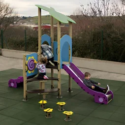 Double toboggan dans une aire de jeux pour enfants