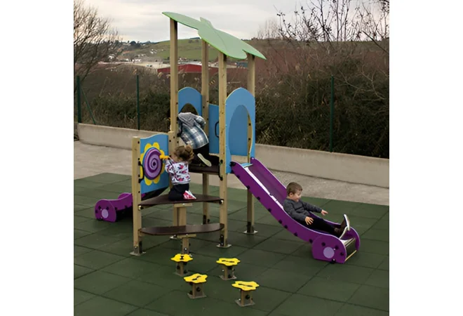 Double toboggan dans une aire de jeux pour enfants