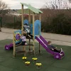 Double toboggan dans une aire de jeux pour enfants
