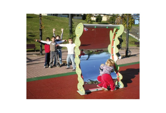 Miroir déformant dans une aire de jeux