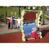 Miroir déformant dans une aire de jeux