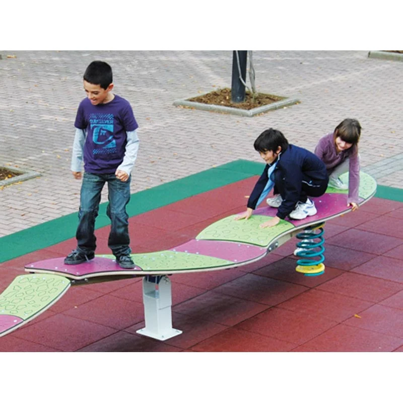 Jeu à bascule et à ressort Serpent dans une aire de jeux avec des enfants