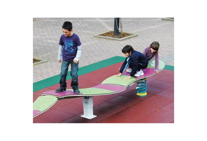 Jeu à bascule et à ressort Serpent dans une aire de jeux avec des enfants
