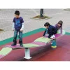 Jeu à bascule et à ressort Serpent dans une aire de jeux avec des enfants