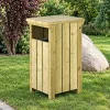 Poubelle rustique en bois Pin du Nord dans un parc