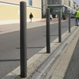 Potelet urbain Carrefour sur un trottoir