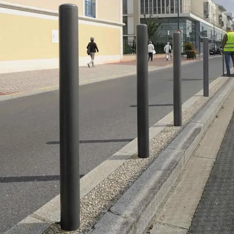 Potelet urbain Carrefour sur un trottoir